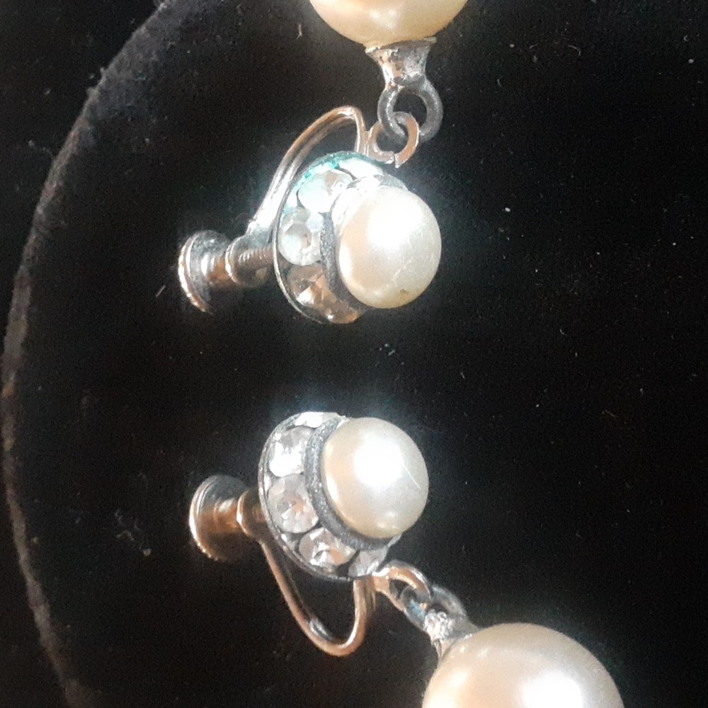 Vintage Elegant Pearl screw clamp Earrings - Picture 2 of 8